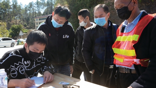 硕儒村党支部：以身作则 冲锋在前 - 憨鼠网