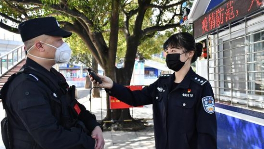 德化战“疫”女警：镜头背后的张徐泙 - 憨鼠网
