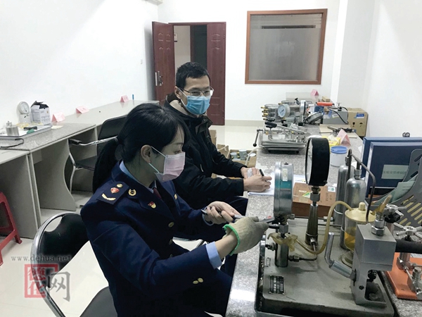 县市场监管局开展水表、压力表检定工作 - 憨鼠网