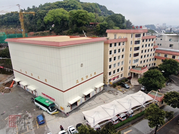 县医院立体停车楼投入运行 - 憨鼠网