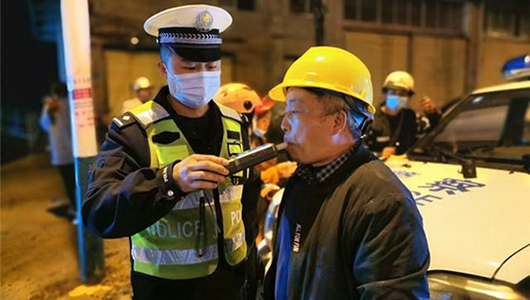 “软硬兼施” 德化公安交警酒驾整治有新招 - 憨鼠网
