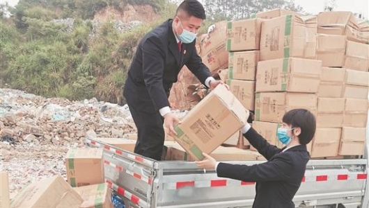集中销毁侵权陶瓷产品 - 憨鼠网