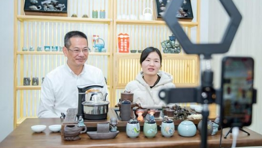 县长直播带货 为德化陶瓷代言 - 憨鼠网