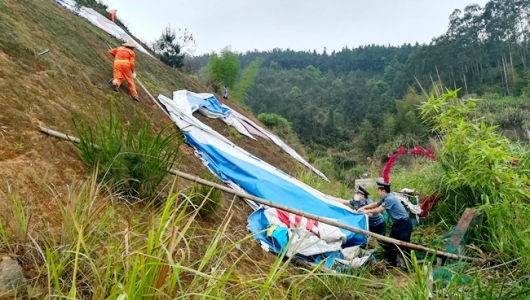 拆除公路边坡违法广告，助力路政宣传月 - 憨鼠网