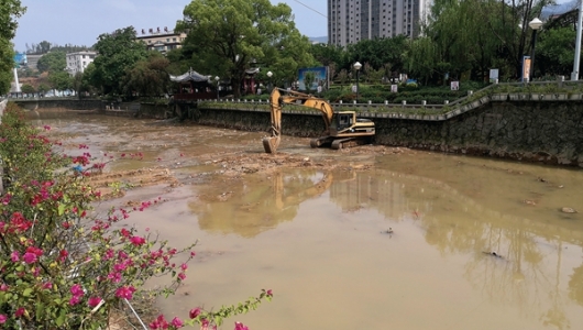 开展河道清淤 守护碧水清流 - 憨鼠网