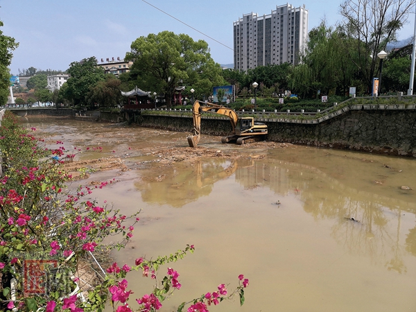 开展河道清淤 守护碧水清流 - 憨鼠网