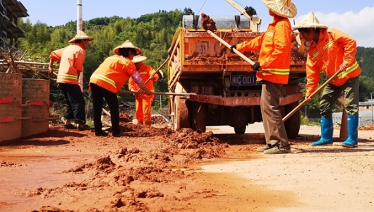 德化:处置路面污染 确保公路安畅 - 憨鼠网