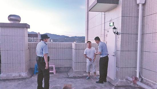 男子欲轻生 民警苦劝下 - 憨鼠网
