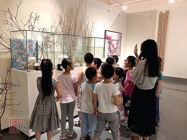第十届（上海）国际传统艺术邀请展启幕 “中国白·德化瓷”亮相 - 憨鼠网