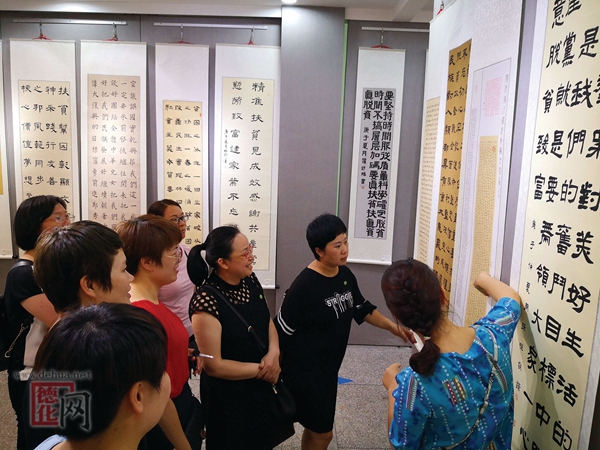 县实验小学举办“喜迎七一·书赞脱贫·圆梦小康”书画作品展 - 憨鼠网