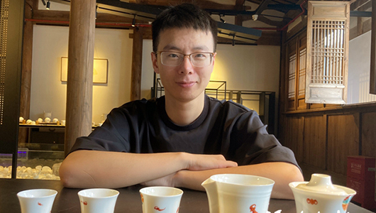 90后小伙设计出喝茶“小福器” - 憨鼠网