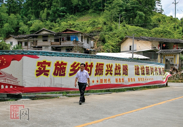 花甲老人退而不休 回乡带领贫困户奔小康 - 憨鼠网