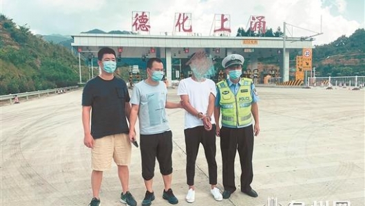 遇交警就猫腰换座 一查竟是在逃人员 - 憨鼠网