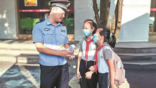 交警顶烈日执勤 小学生送水解渴 - 憨鼠网
