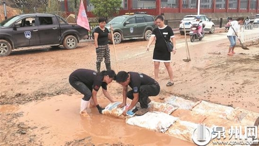 德化：志愿者和家长联手修补上学路 - 憨鼠网