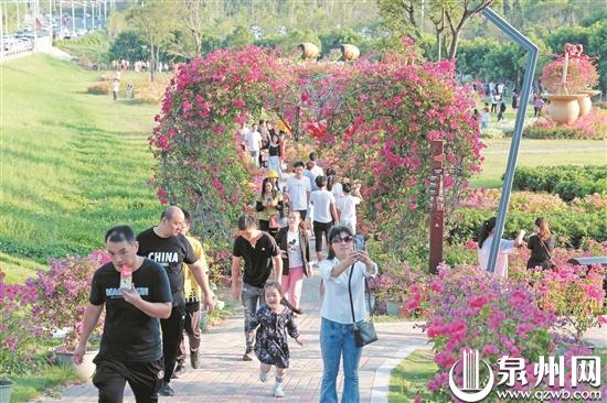 国庆中秋假期自驾游受热捧 绿水青山中感受诗和远方 - 憨鼠网