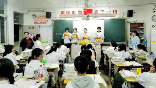 德化社区学院开展“家庭教育”进三中活动 - 憨鼠网