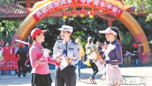 交警进社区 宣传交通安全 - 憨鼠网