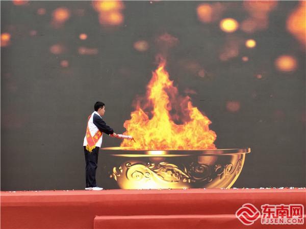 “憲法火炬”點(diǎn)燃，憲法宣傳活動(dòng)將進(jìn)農(nóng)村、機(jī)關(guān)、校園等。東南網(wǎng)記者　張立慶 攝