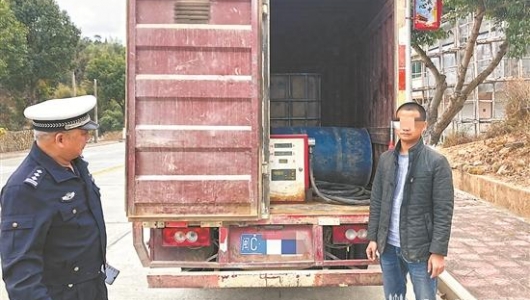 厢式货车装油桶 私运危险品被查 - 憨鼠网