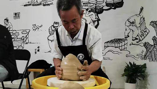 德化柴烧陶瓷作品亮相文博会 陶艺匠人展示技艺 - 憨鼠网