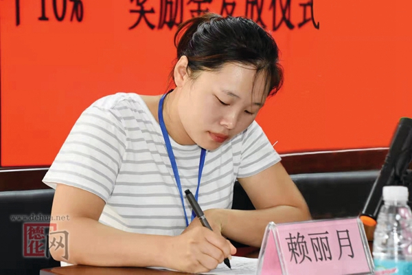 【人大代表风采】赖丽月：扎根社区 服务群众 - 憨鼠网