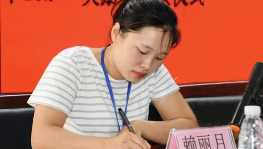 【人大代表风采】赖丽月：扎根社区 服务群众 - 憨鼠网