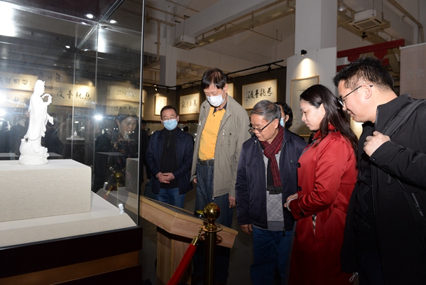 知名作家走进德化开展陶瓷文化采风 - 憨鼠网