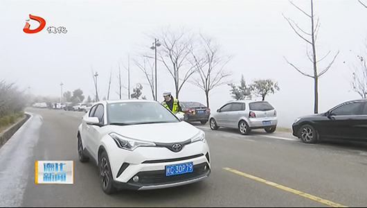 低温雨夹雪 交警冒寒执勤保安全 - 憨鼠网