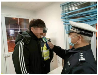 男子不听妻子劝阻 醉驾被查悔不当初 - 憨鼠网