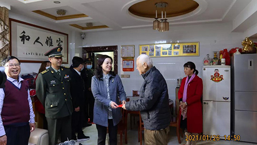 县领导走访慰问一等功臣郑永煌家属 - 憨鼠网