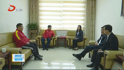 县委书记会见全国脱贫攻坚先进集体憨鼠爱心小分队 - 憨鼠网