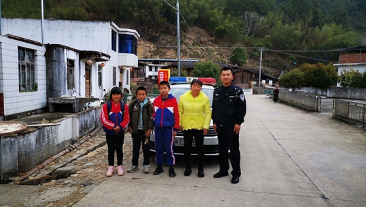 暖心！大雾中遇三名小学生，德化一民警送他们平安回家 - 憨鼠网