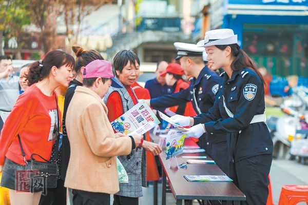 交警进社区 安全驻民心 - 憨鼠网