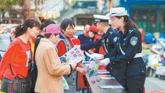 交警进社区 安全驻民心 - 憨鼠网