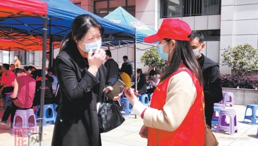 助力疫苗接种 “红马甲”在行动 - 憨鼠网