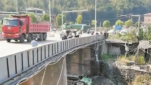 德化：两车相撞货车坠落6米桥下 安全带立功两司机脱险 - 憨鼠网