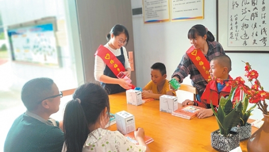 相伴共读 共抒家国情 - 憨鼠网