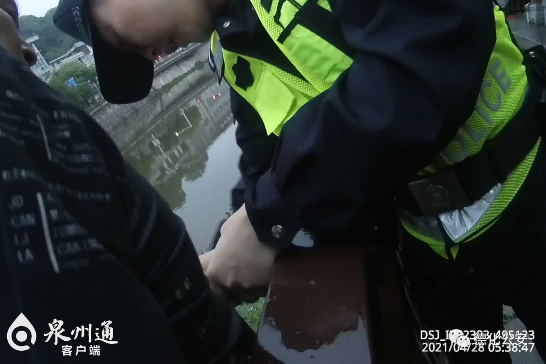 德化一男子工作不顺心欲轻生，民警苦劝救人…… - 憨鼠网