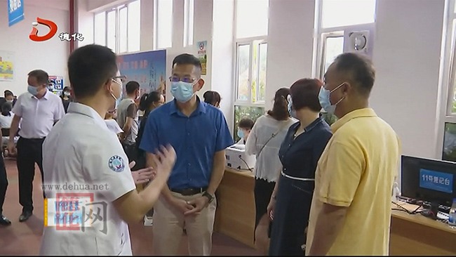 县长调研检查疫苗接种工作并慰问医务人员 - 憨鼠网