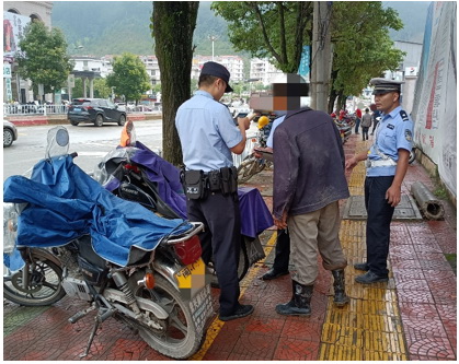 “偷油贼”被抓现行 企图用钱收买交警 - 憨鼠网