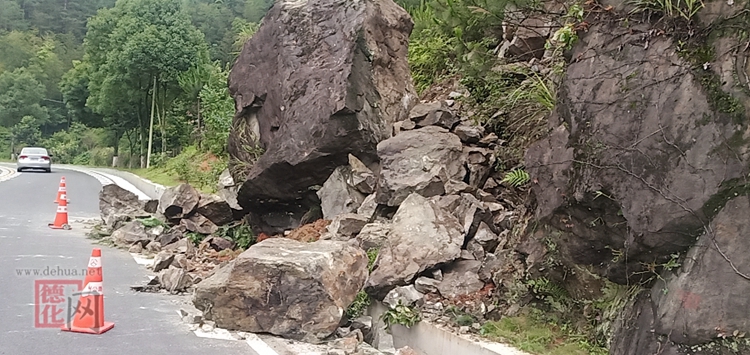 溜方致巨石滑落，公路人紧急清理 - 憨鼠网