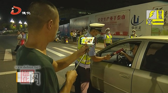 县公安局交警大队：直播夜查酒驾 营造安全文明出行氛围 - 憨鼠网