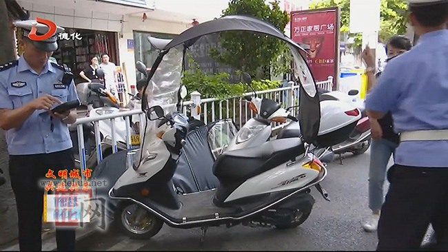 县公安局交警大队整治违法遮阳伞 - 憨鼠网