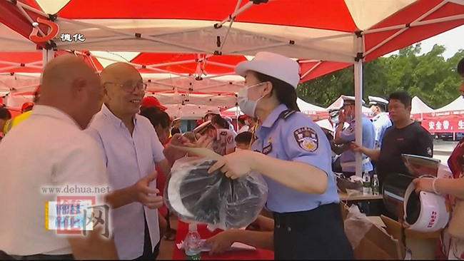 县公安局交警大队开展“一盔一带”安全出行宣传活动 - 憨鼠网