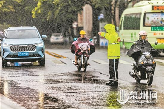 向雨而行 守护安全 - 憨鼠网