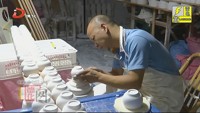 徐福坤：以匠人之心 展厚釉之美 - 憨鼠网