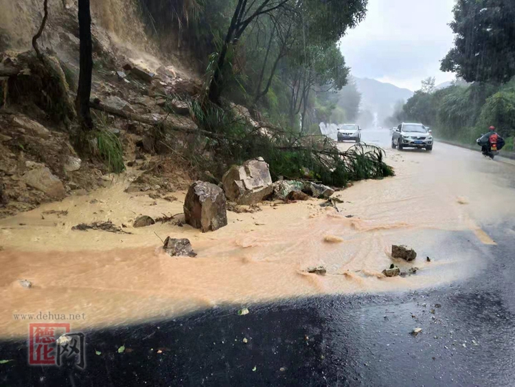 暴雨致公路溜方，公路部门科学处置险情 - 憨鼠网