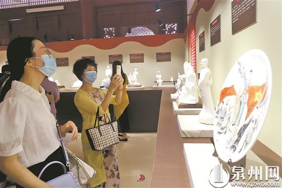宗教爱国故事陶瓷艺术展受热捧 - 憨鼠网