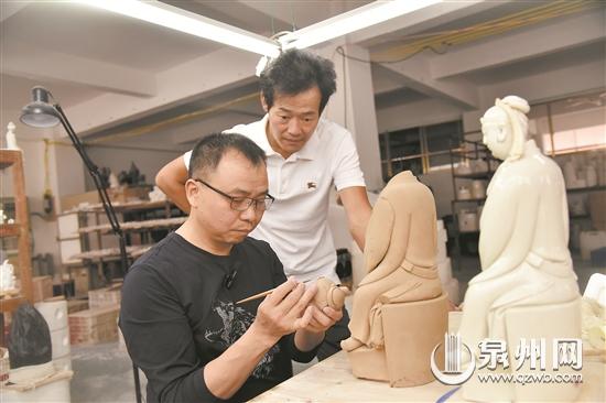 德化瓷塑艺人：临摹何朝宗作品 提高艺术创作水平 - 憨鼠网